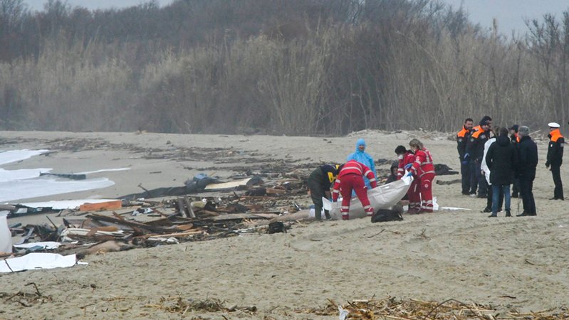 Rettungskräfte bergen eine Leiche an einem Strand in der Nähe von Cutro, Süditalien, nachdem ein Boot mit Migranten bei rauer See auseinandergebrochen war. Bei einem Bootsunglück mit Migranten an der süditalienischen Küste sind Medienberichten zufolge mehrere Menschen ums Leben gekommen. 