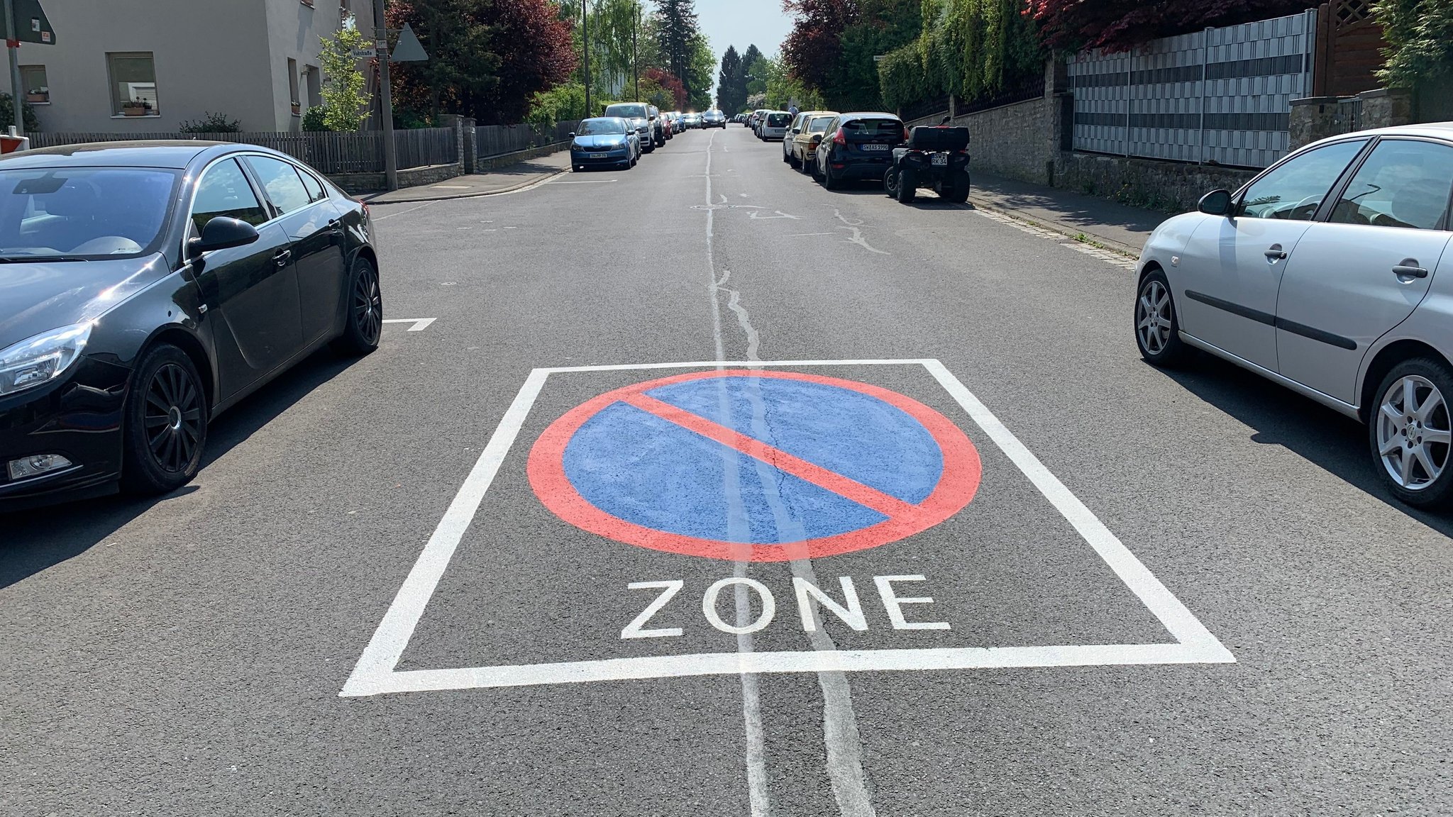 Im Schweinfurter Stadtteil Hochfeld dürfen auch Anwohner nur noch in markierten Bereichen parken.