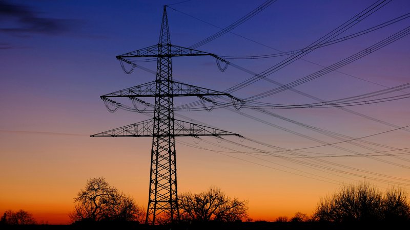 Energieversorgung bei Sonnenuntergang. | Bild: picture alliance / CHROMORANGE | Andreas Pulwey Energieversorgung bei Sonnenuntergang.