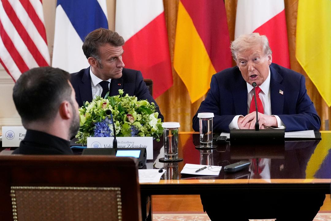 US-Präsident Trump spricht während des Treffens in Washington mit Selenskyj (vorne). Neben Trump sitzt Frankreichs Präsident Macron.