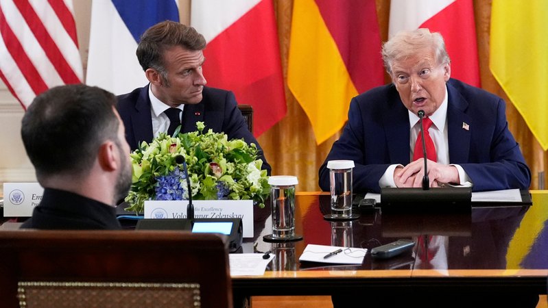US-Präsident Trump spricht während des Treffens in Washington mit Selenskyj (vorne). Neben Trump sitzt Frankreichs Präsident Macron. | Bild: dpa-Bildfunk/Alex Brandon US-Präsident Trump spricht während des Treffens in Washington mit Selenskyj (vorne). Neben Trump sitzt Frankreichs Präsident Macron.