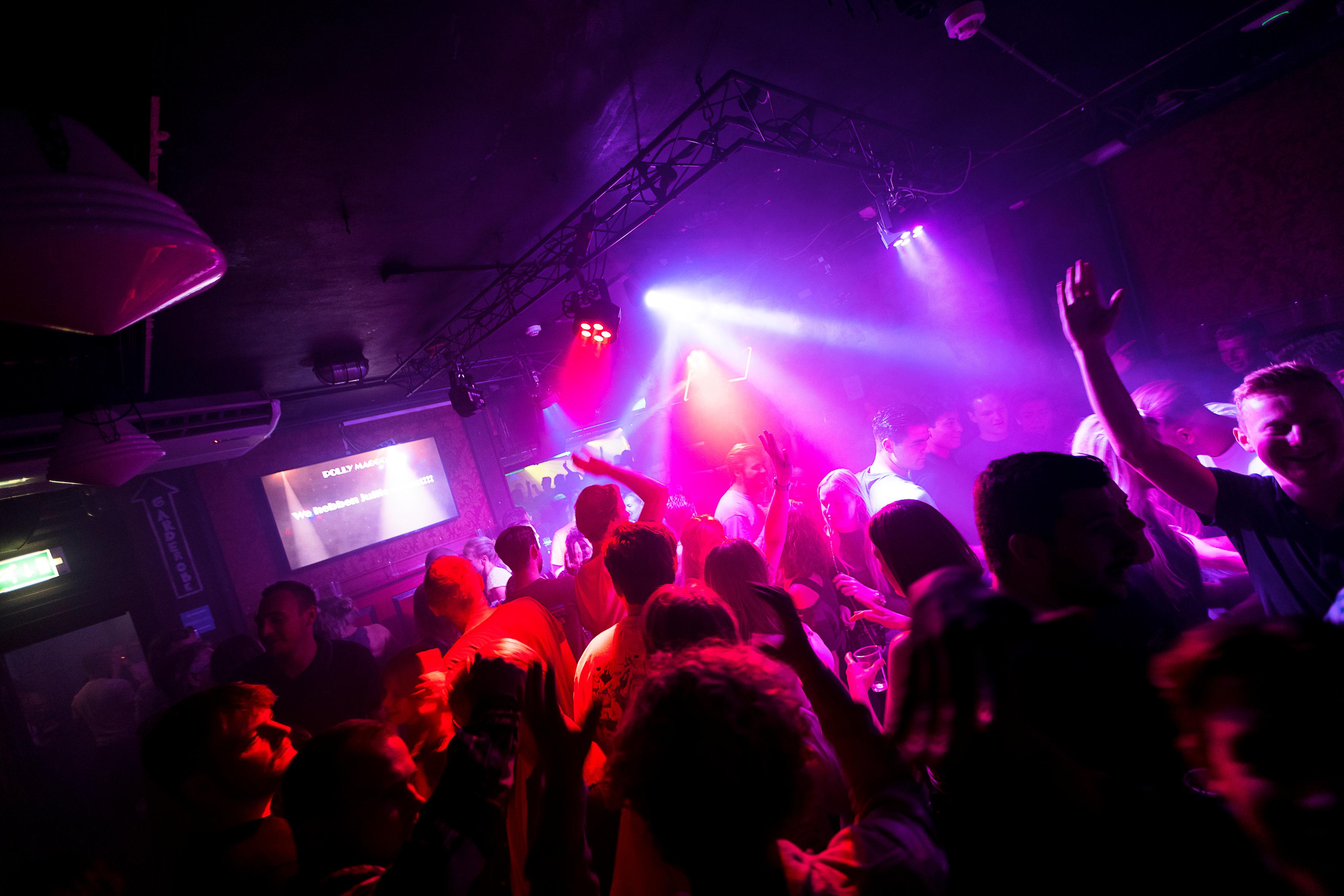 Menschen tanzen in einem Club (Symbolbild) | Bild:picture alliance / PRO SHOTS | Jules van Iperen