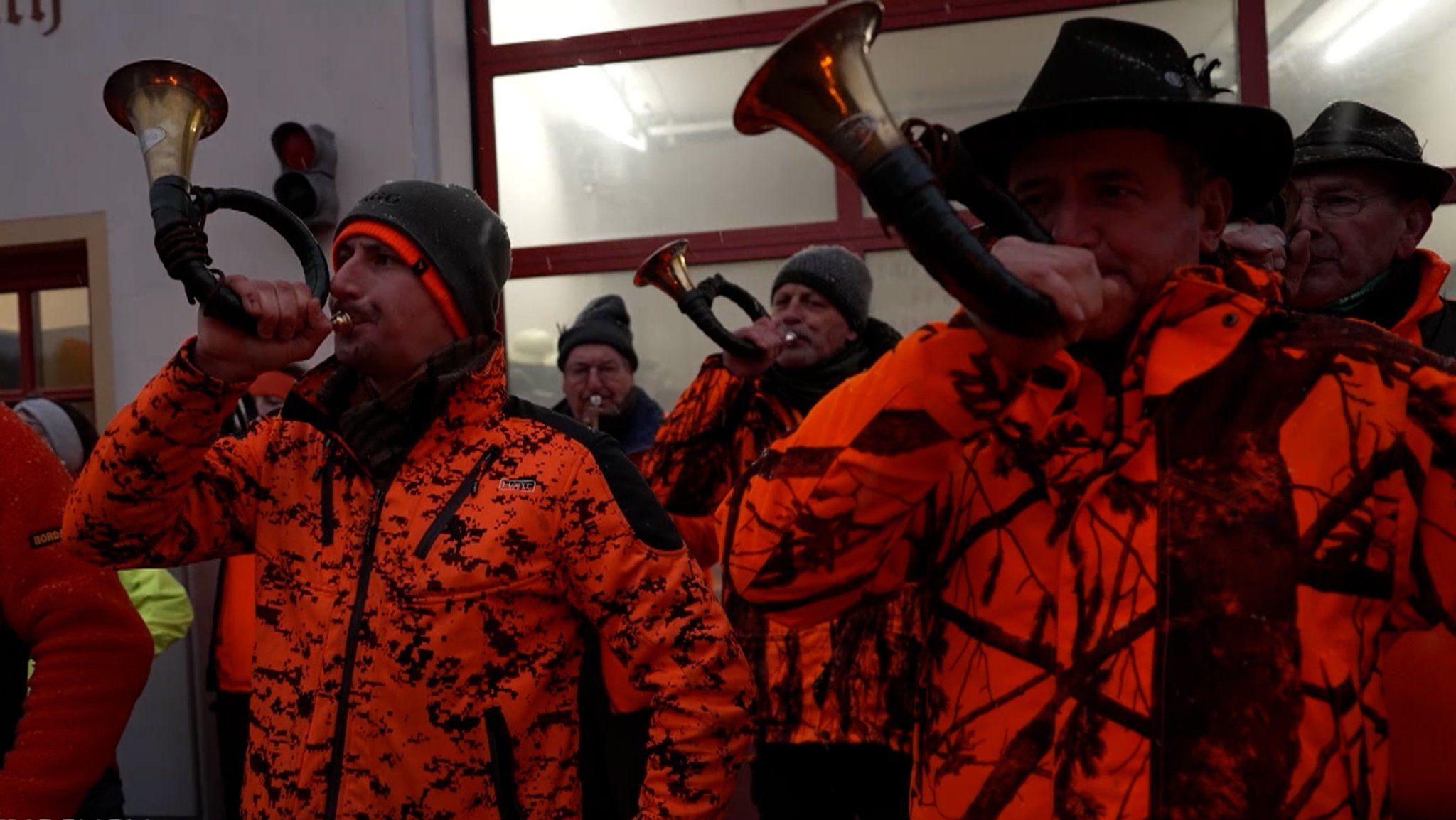 Jäger blassen nach der Jagd gemeinsam in Jagdhörner.