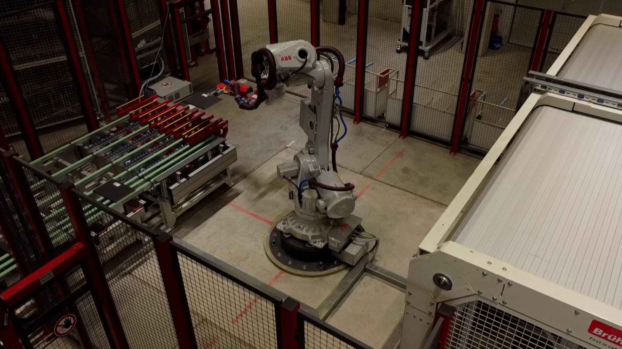 Ein Roboter in der Burgbad Fabrik Greding sortiert zu Badmöbeln gehörende Bretter. Die Mitarbeiter können anspruchsvollere Aufgaben übernehmen. | Bild: BR / Ulrike Lefherz Ein Roboter in der Burgbad Fabrik Greding sortiert zu Badmöbeln gehörende Bretter. Die Mitarbeiter können anspruchsvollere Aufgaben übernehmen.