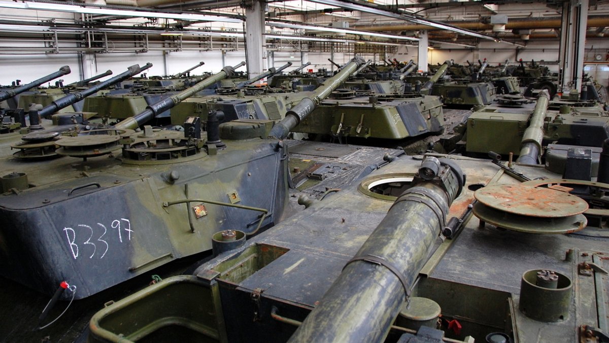 Leopard-Panzer aus dänischen Beständen stehen in Flensburg in einer Produktionshalle, in der die Firma Danfoss ihre Lager- und Produktionsstätten hatte. 