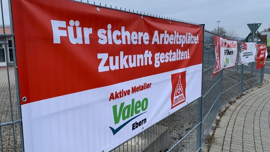 ARCHIV (29.02.2024) Ebern - Im Valeo-Werk in Ebern protestieren 280 Mitarbeiter gegen den Stellenabbau.