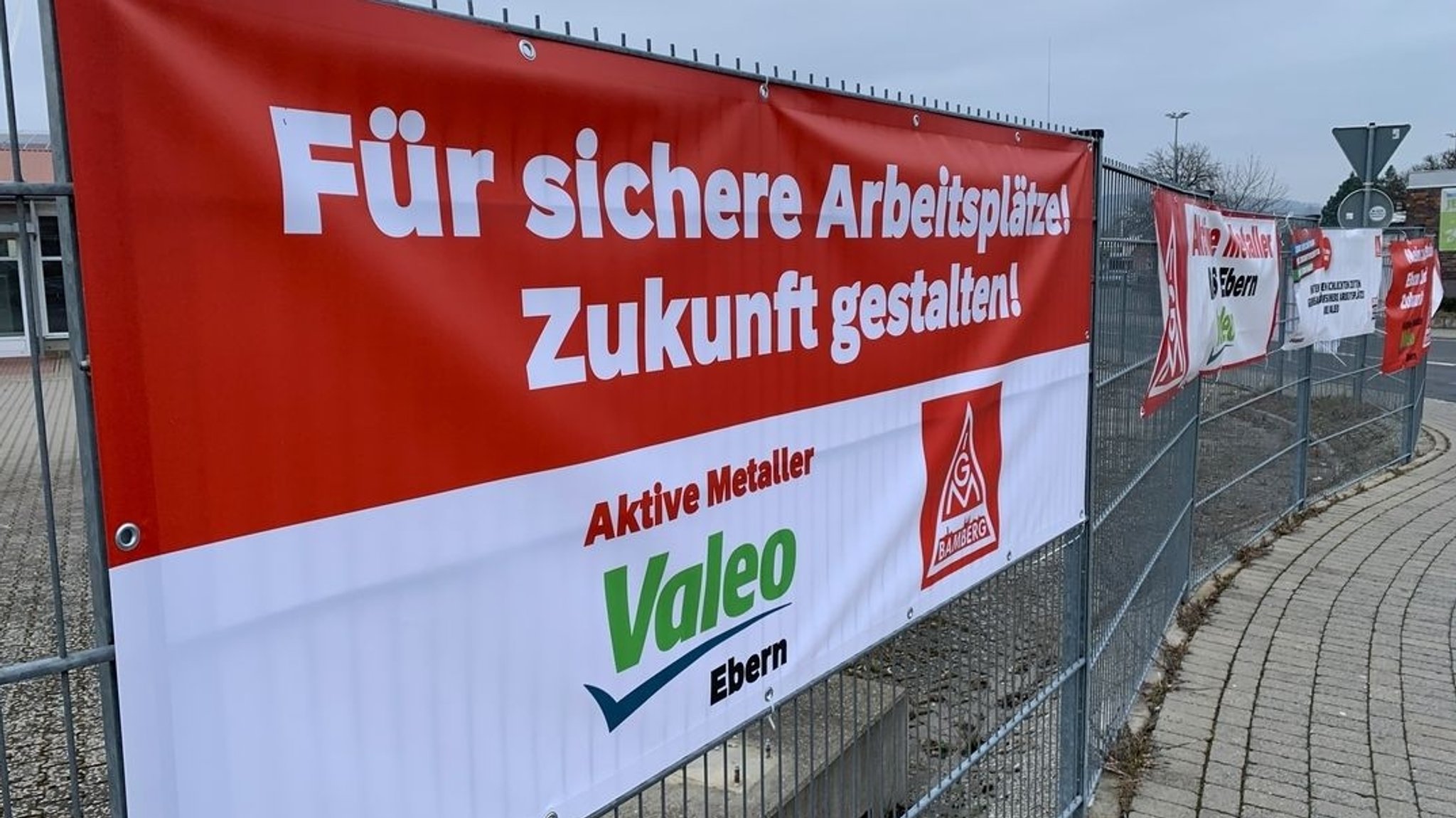 ARCHIV (29.02.2024) Ebern - Im Valeo-Werk in Ebern protestieren 280 Mitarbeiter gegen den Stellenabbau. | Bild: BR/Norbert Steiche ARCHIV (29.02.2024) Ebern - Im Valeo-Werk in Ebern protestieren 280 Mitarbeiter gegen den Stellenabbau.