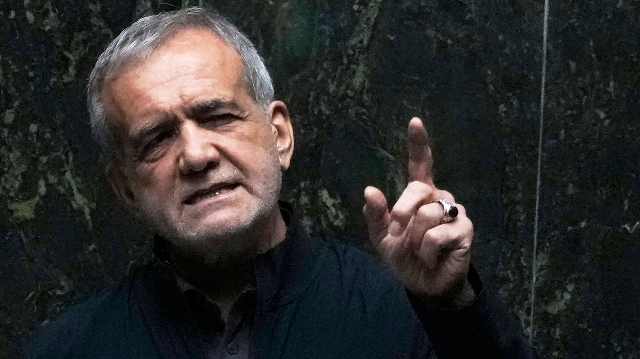 ARCHIV - 21.08.2024, Iran, Teheran: Der iranische Präsident Massud Peseschkian spricht in einer öffentlichen Sitzung des Parlaments. (zu dpa: «Irans Präsident: USA müssen sich an Rahmenabkommen halten») Foto: Vahid Salemi/AP/dpa +++ dpa-Bildfunk +++