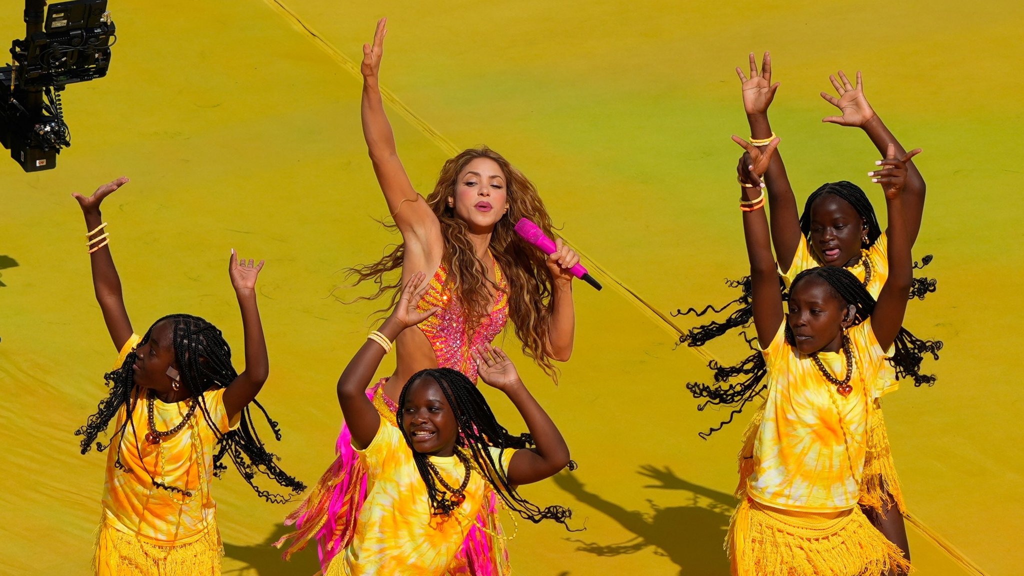 19.07.2026, USA, East Rutherford: Fußball, Männer, WM 2026, Finale, Spanien - Argentinien, New-York-New-Jersey-Stadion in East Rutherford, die kolumbianische Sängerin Shakira tritt bei der Halbzeitshow im WM-Finale auf. Foto: Yuki Iwamura/AP/dpa +++ dpa-Bildfunk +++