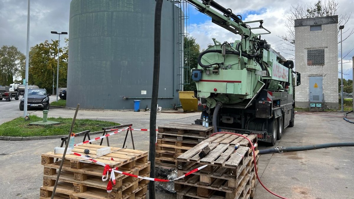 Eine Spezialfirma aus Deggendorf ist damit beschäftigt, das Öl auf dem Gelände der Tierkörperbeseitigungsanlage Plattling abzupumpen.
