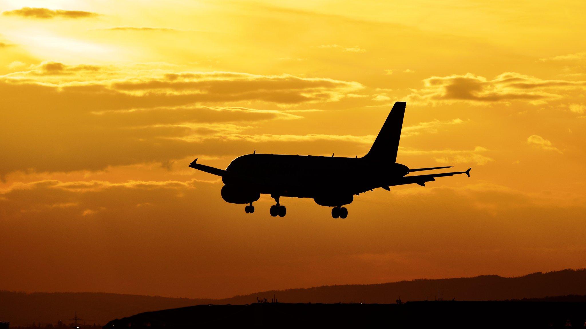 Ein landendes Flugzeug. (Symbolbild)