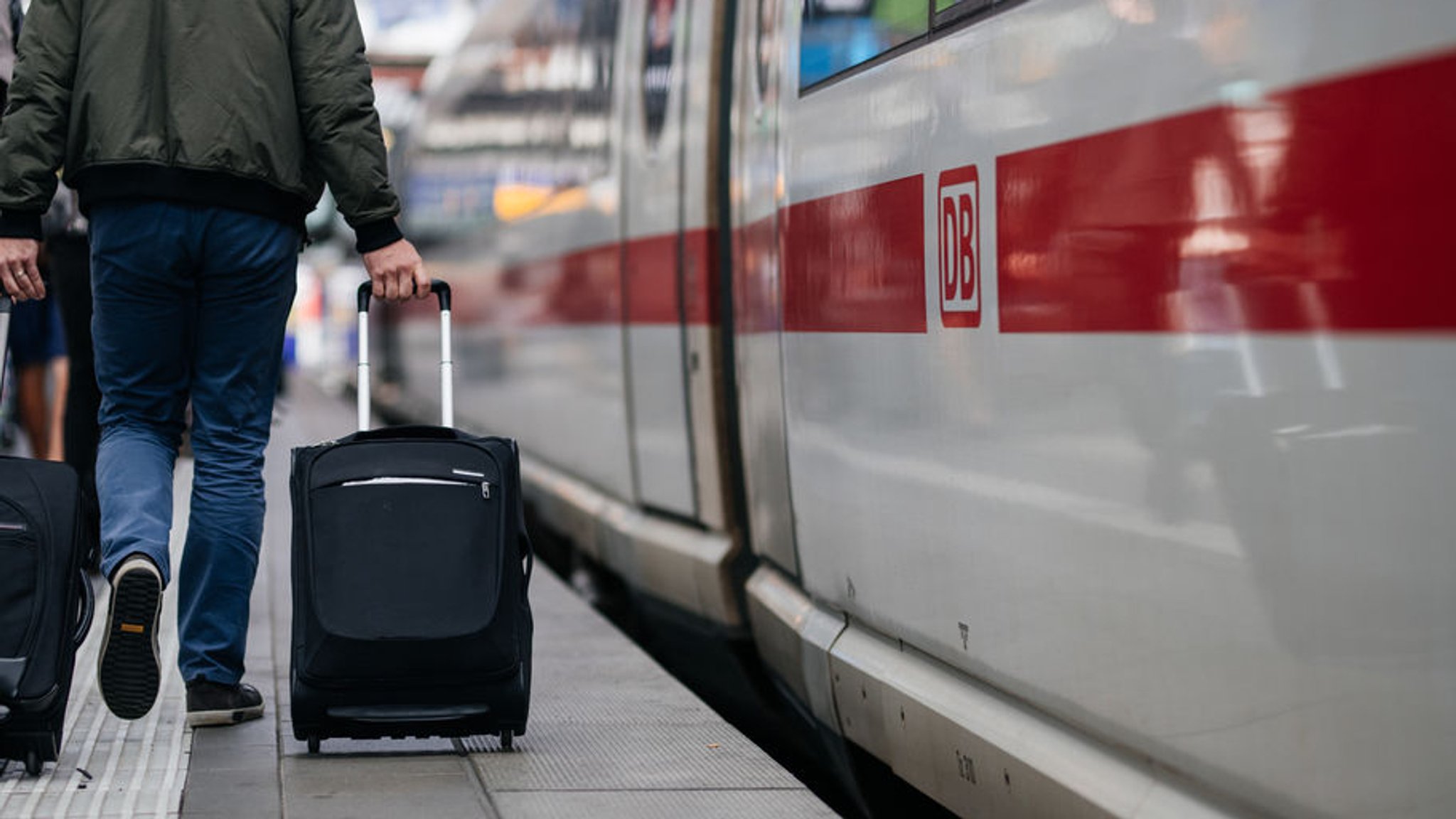 Gruppe tritt in München auf Zugbegleiterin ein