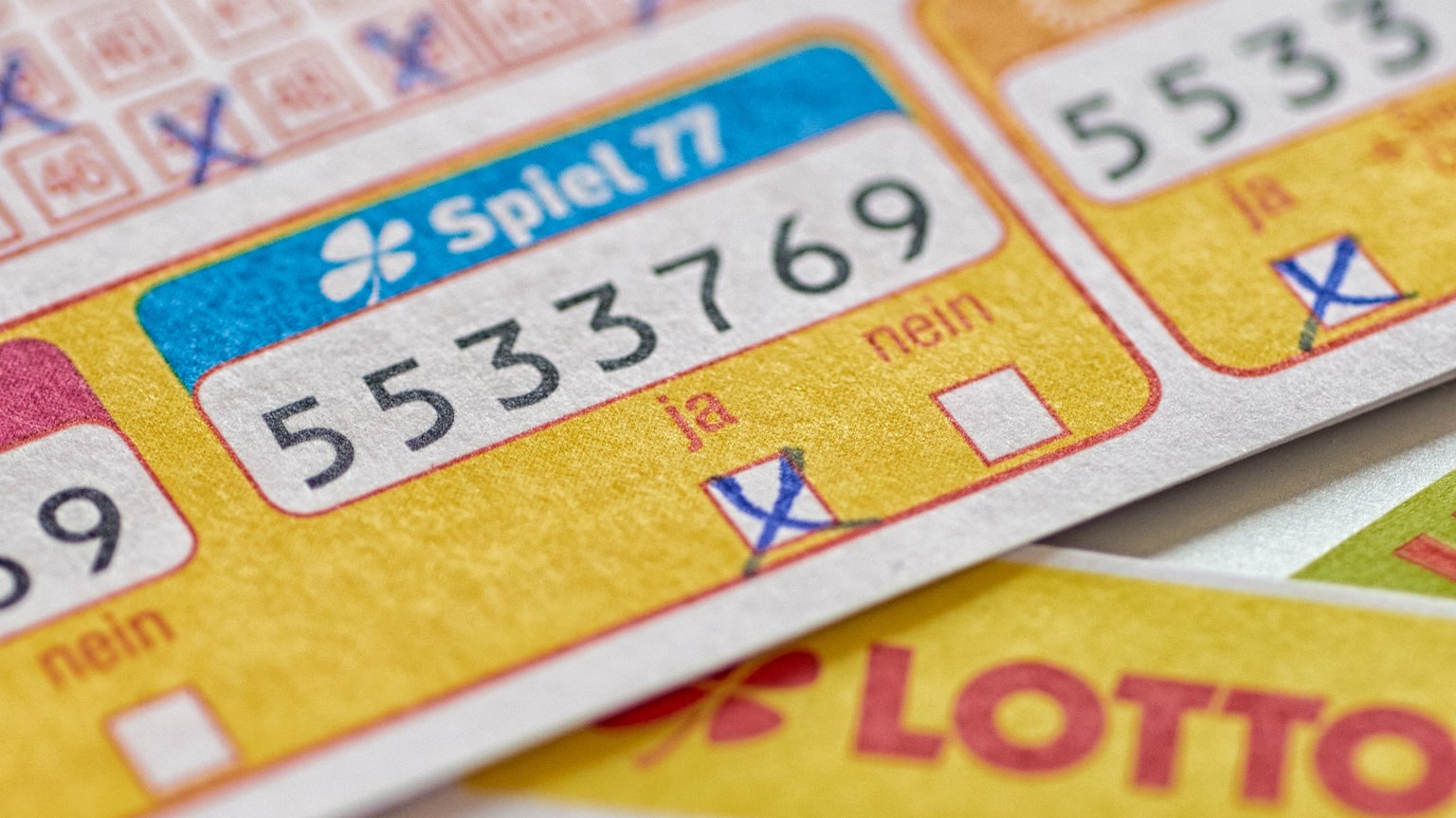 Was Passiert Wenn Man Im Lotto Gewinnt Lotto-Millionen gehen an Nachbar-Duo aus Niederbayern | BR24