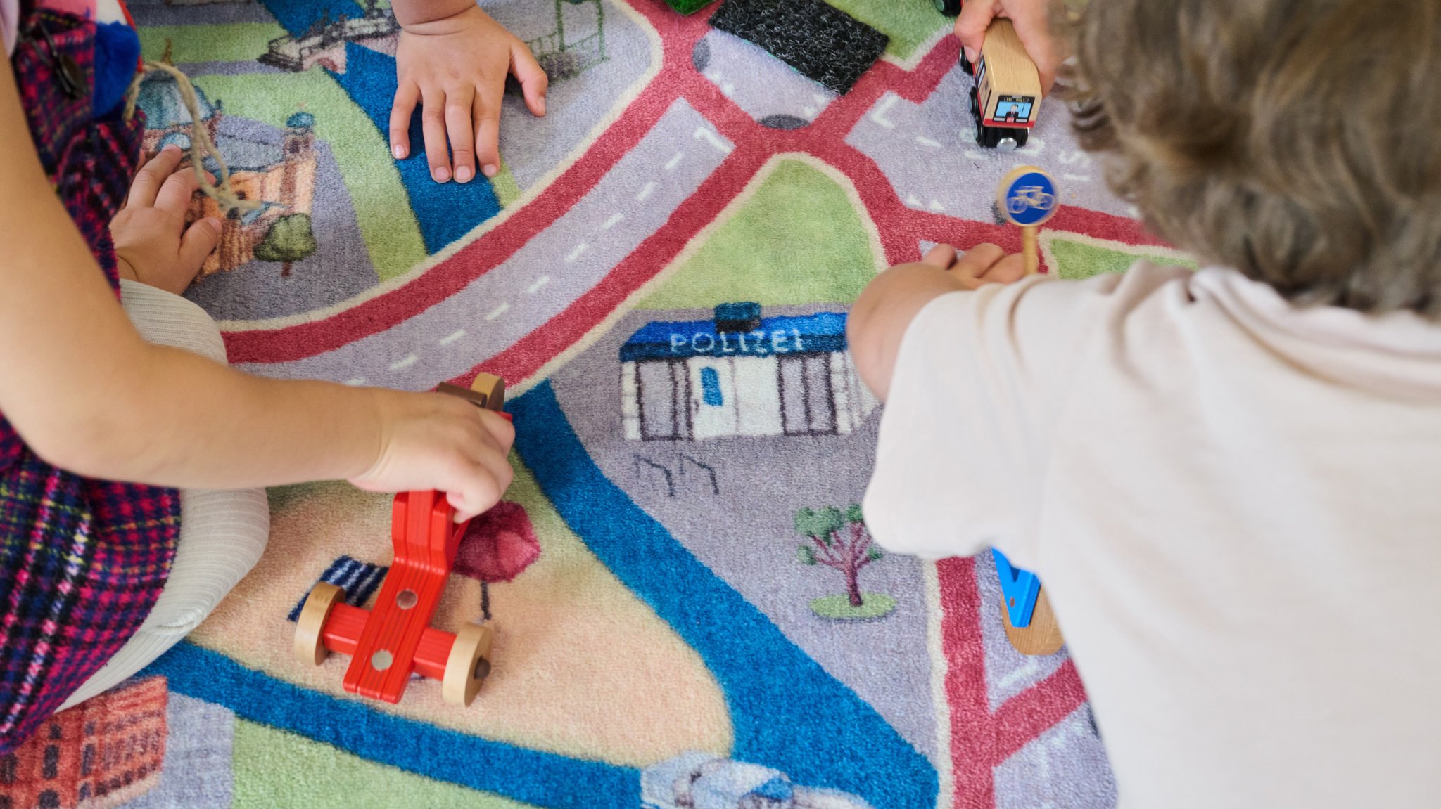 Kinder spielen in einem Kindergarten | Bild: picture alliance/dpa | Annette Riedl Kinder spielen in einem Kindergarten
