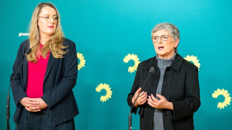 Britta Haßelmann, Bundestags-Fraktionsvorsitzende von Bündnis 90/Die Grünen, spricht neben Katharina Dröge (l), ihrer Co-Fraktionschefin, bei einem Statement nach einem Treffen mit CDU-Chef Friedrich Merz in dieser Woche. | Bild: dpa-Bildfunk/Michael Kappeler Britta Haßelmann, Bundestags-Fraktionsvorsitzende von Bündnis 90/Die Grünen, spricht neben Katharina Dröge (l), ihrer Co-Fraktionschefin, bei einem Statement nach einem Treffen mit CDU-Chef Friedrich Merz in dieser Woche.