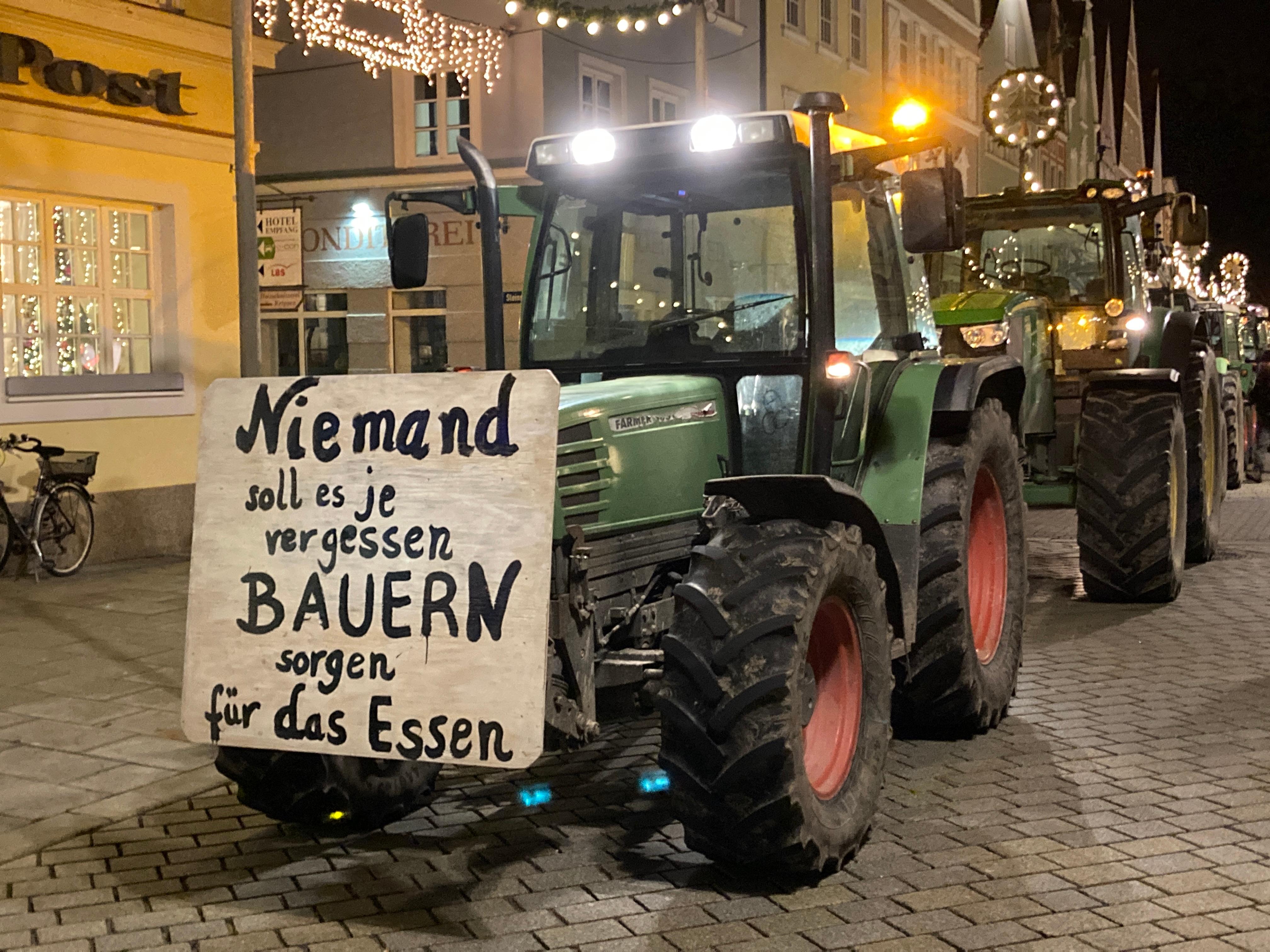 Landwirte haben am 18.12.2023 in Mindelheim gegen die Pläne der Bundesregierung protestiert. 