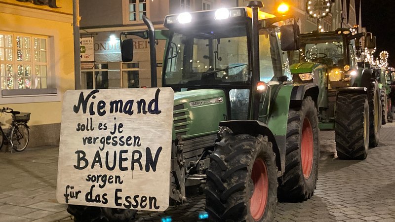 Landwirte haben am 18.12.2023 in Mindelheim gegen die Pläne der Bundesregierung protestiert. | Bild: BR/ Markus Putz Landwirte haben am 18.12.2023 in Mindelheim gegen die Pläne der Bundesregierung protestiert.