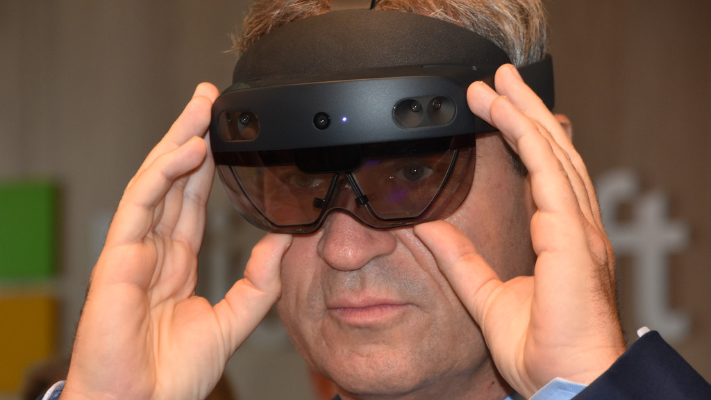 Der bayerische Ministerpräsident Markus Söder probiert eine HoloLens-Brille im Microsoft Experience-Center in München.