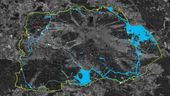 Das Bild zeigt die Umrisse des Nato-Truppenübungsplatzes in Grafenwöhr in der Oberpfalz. Darauf befinden sich blaue Punkte: 200.000 einzelne Standortdaten von potentiell sicherheitsrelevanten Personen. | Bild:MapTiler/OpenStreetMap/Katharina Brunner