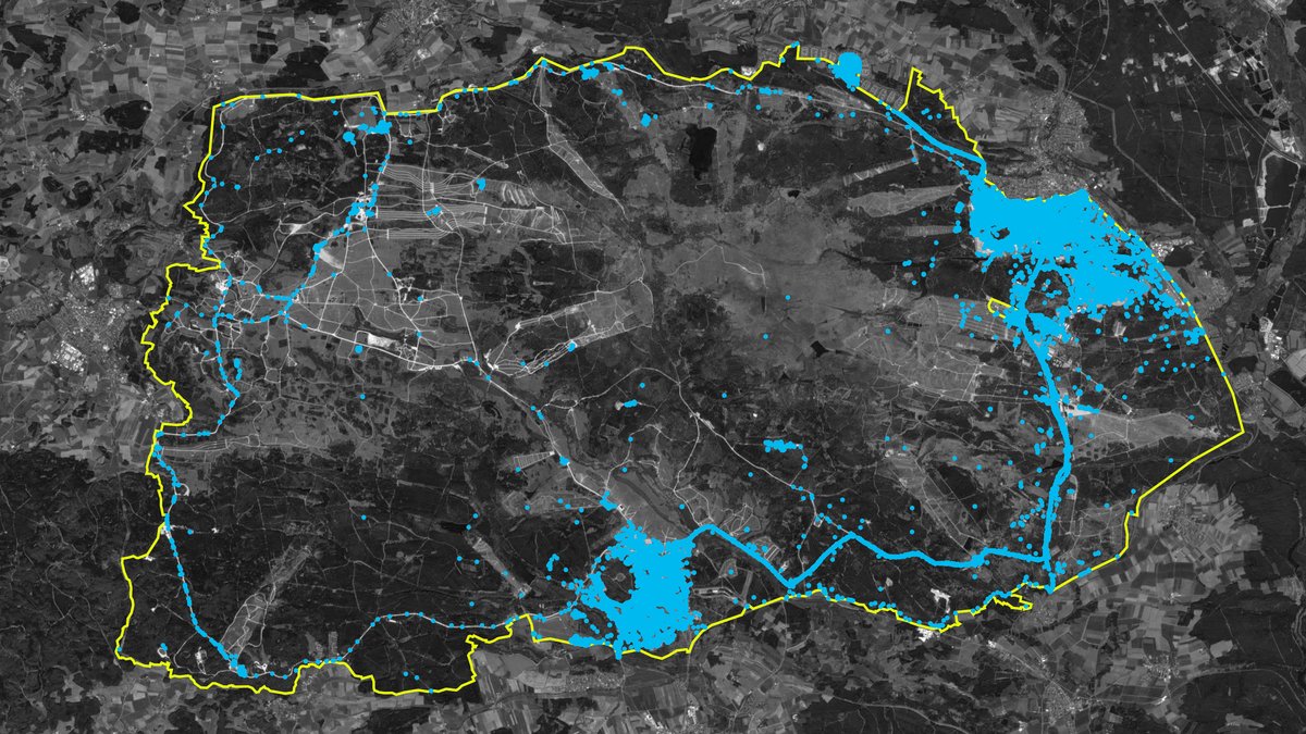 Das Bild zeigt die Umrisse des Nato-Truppenübungsplatzes in Grafenwöhr in der Oberpfalz. Darauf befinden sich blaue Punkte: 200.000 einzelne Standortdaten von potentiell sicherheitsrelevanten Personen.