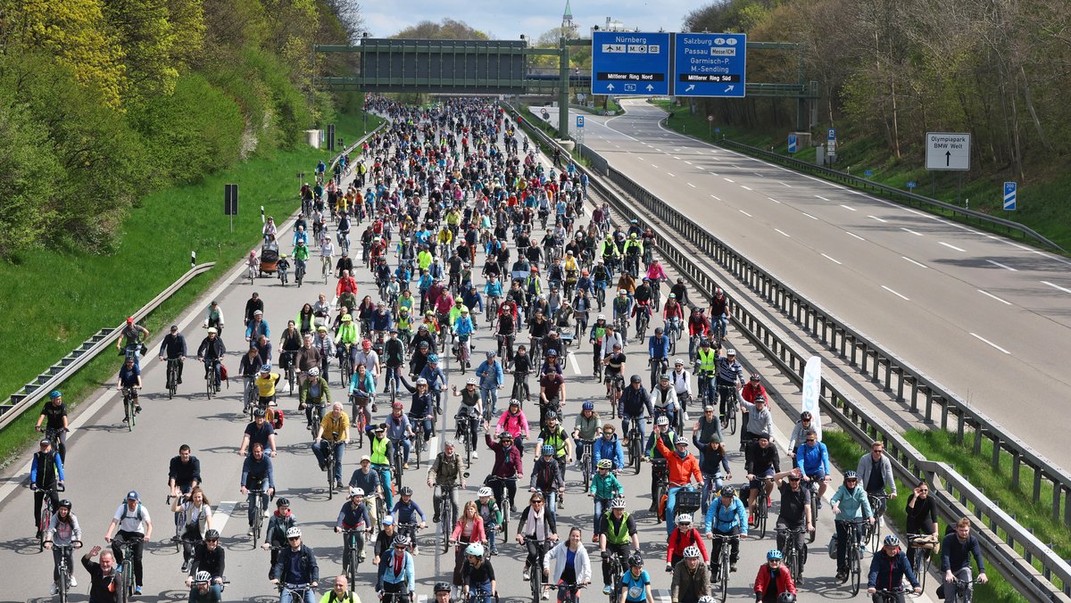 Tausende von Radfahrern fahren im April 2023 auf der für Autos gesperrten Autobahn A96. Der Allgemeine Deutsche Fahrrad-Club (ADFC) hatte die Sternfahrt initiiert, um einem von Bürgerinnen und Bürgern beantragten Radl-Volksbegehren Nachdruck zu verleihen.