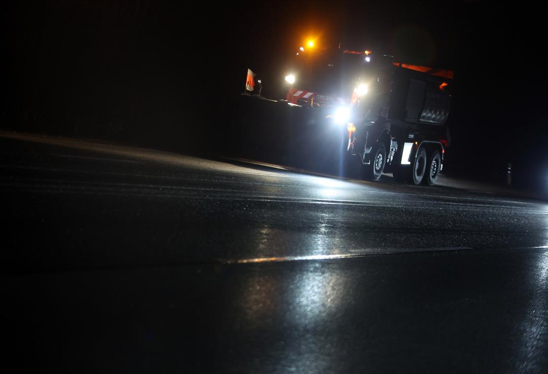 10.01.2025, Bayern, Landsberg am Lech: Ein Streufahrzeug fährt am frühen Morgen auf der Bundesstraße B12.