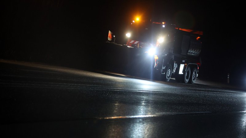 10.01.2025, Bayern, Landsberg am Lech: Ein Streufahrzeug fährt am frühen Morgen auf der Bundesstraße B12. | Bild: dpa-Bildfunk/Karl-Josef Hildenbrand 10.01.2025, Bayern, Landsberg am Lech: Ein Streufahrzeug fährt am frühen Morgen auf der Bundesstraße B12.