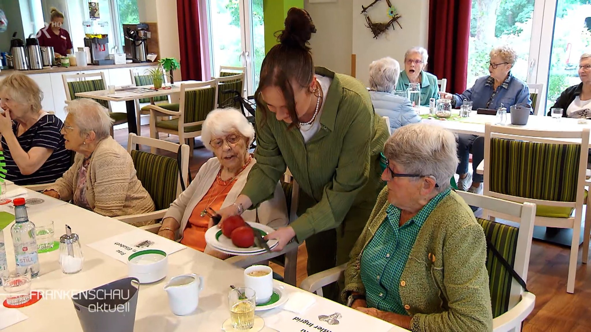 Freiwillige FSJ-Aushilfe serviert Essen in einer Tagespflege.