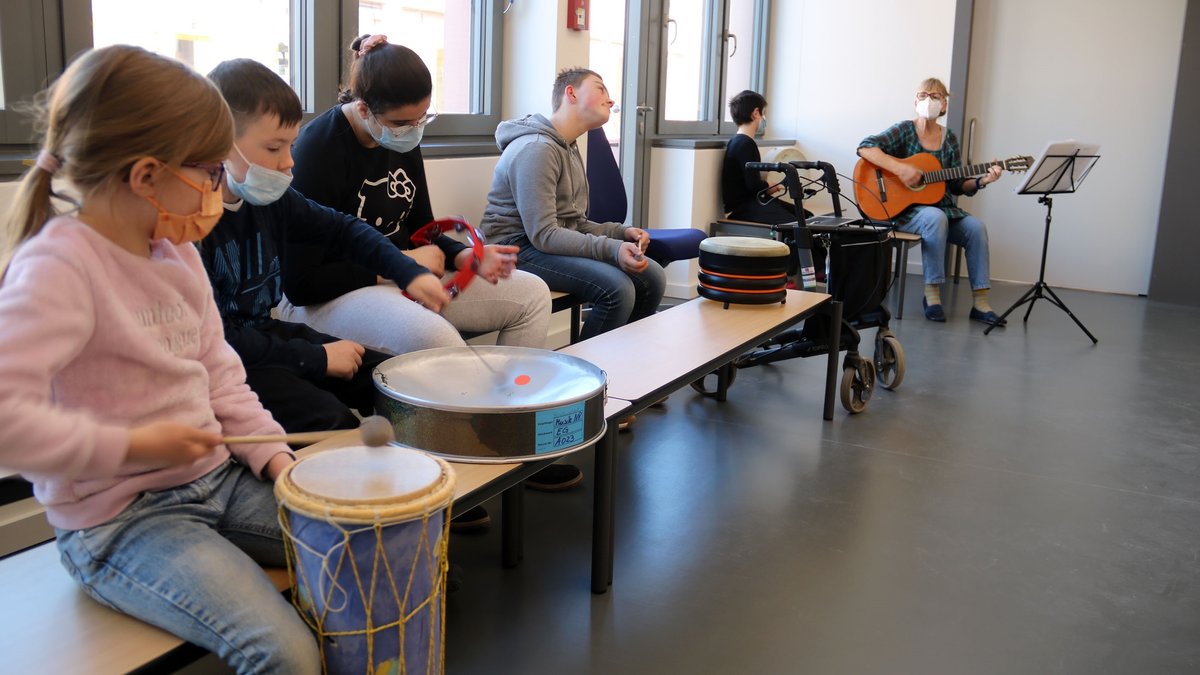 Musikunterricht im Blindeninstitut Aschaffenburg. Hier wurden Räume für spezielle Therapien und Frühförderung eingerichtet.