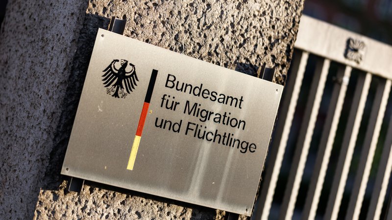 Schriftzug „Bundesamt für Migration und Flüchtlinge“ | Bild: picture alliance/dpa | Matthias Balk Schriftzug „Bundesamt für Migration und Flüchtlinge“