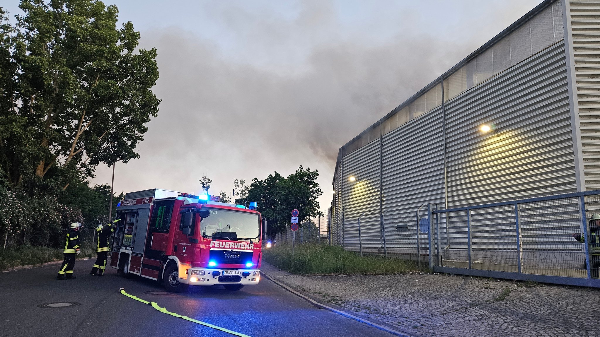Auf einem Recyclinghof in der Fürther Hafenstraße ist ein Container in Brand geraten. | Bild: NEWS5 / David Oßwald Auf einem Recyclinghof in der Fürther Hafenstraße ist ein Container in Brand geraten.