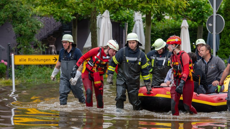 Mit einem Schlauchboot holen Feuerwehr und Wasserretter Anwohner aus ihren überfluteten Häusern. Nach dem Starkregen der letzten Tage kam es zu schweren Überschwemmungen in der Region.