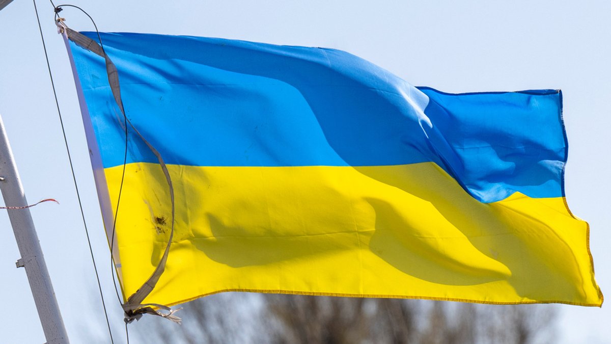 Die Flagge der Ukraine weht im Wind auf einem Schiffsmast.