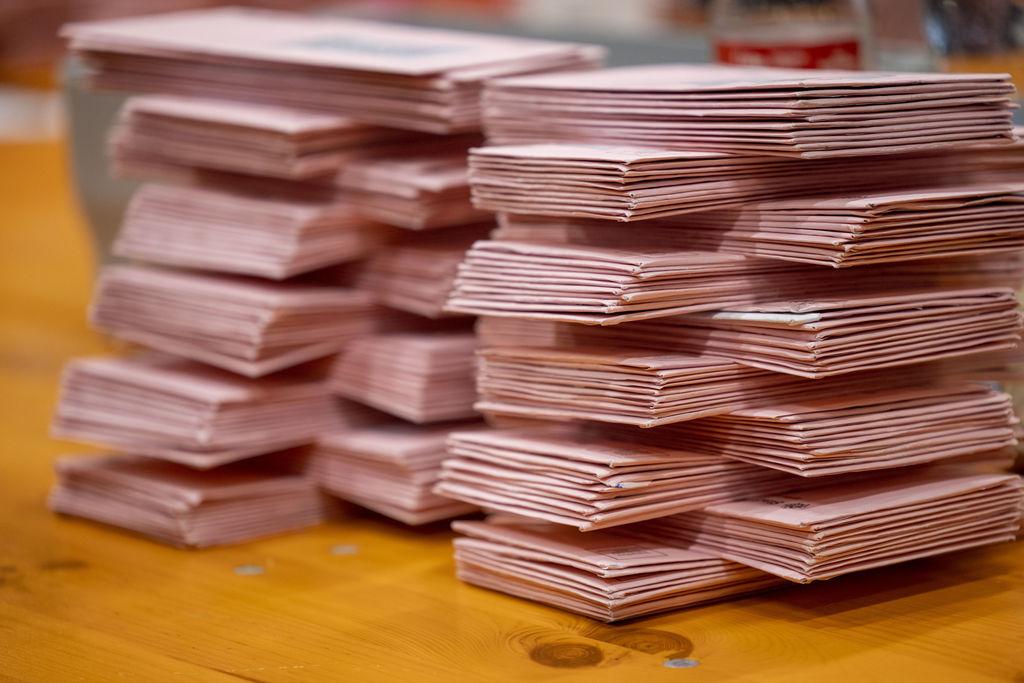 ARCHIV - 09.06.2024, Nordrhein-Westfalen, Köln: Auf zwei Stapeln liegen Briefwahlumschläge, die für die Auszählung vorbereitet wurden. (zu dpa: «Auslandsdeutsche sollten sich rasch für Wahl registrieren») Foto: Thomas Banneyer/dpa +++ dpa-Bildfunk +++