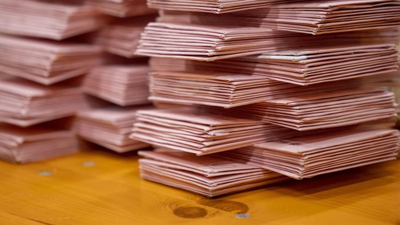 ARCHIV - 09.06.2024, Nordrhein-Westfalen, Köln: Auf zwei Stapeln liegen Briefwahlumschläge, die für die Auszählung vorbereitet wurden. (zu dpa: «Auslandsdeutsche sollten sich rasch für Wahl registrieren») Foto: Thomas Banneyer/dpa +++ dpa-Bildfunk +++ | Bild: dpa-Bildfunk/Thomas Banneyer ARCHIV - 09.06.2024, Nordrhein-Westfalen, Köln: Auf zwei Stapeln liegen Briefwahlumschläge, die für die Auszählung vorbereitet wurden. (zu dpa: «Auslandsdeutsche sollten sich rasch für Wahl registrieren») Foto: Thomas Banneyer/dpa +++ dpa-Bildfunk +++