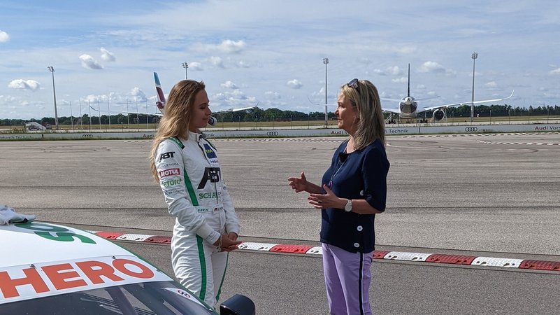 Kreuzer trifft ... Rennfahrerin Sophia Flörsch (links)