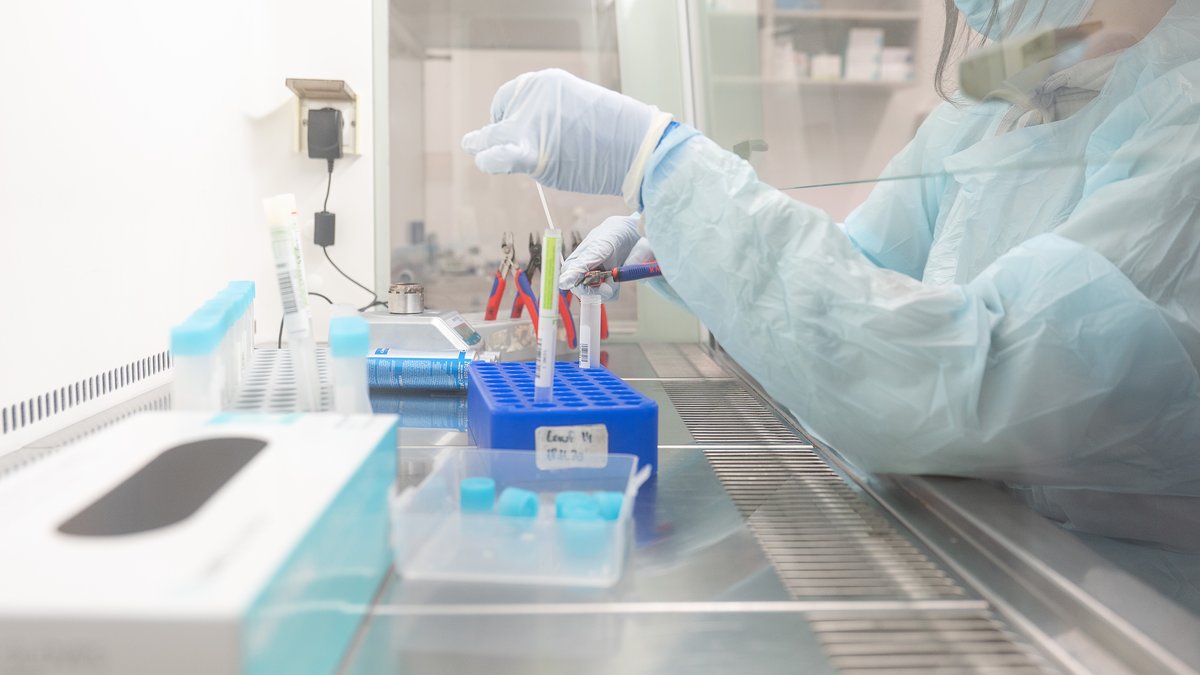 Eine Labormitarbeiterin bereitet Proben im Bioscientia MVZ Labor Mittelhessen für einen PCR-Test vor. 
