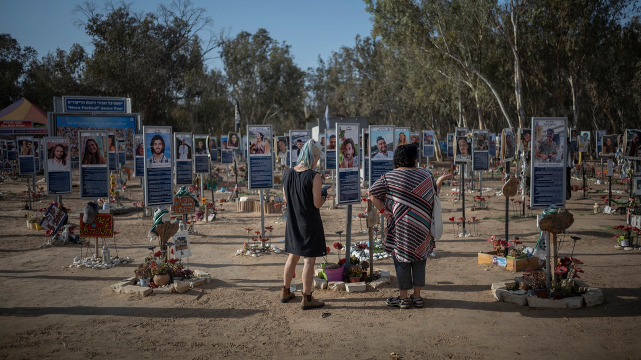 06.10.2025, Israel, Re'im: Menschen versammeln sich auf dem Nova-Festivalgelände in Re'im im Vorfeld des 2. Jahrestages des von der Hamas verübten Anschlags vom 7. Oktober. | Bild: dpa-Bildfunk/Ilia Yefimovich 06.10.2025, Israel, Re'im: Menschen versammeln sich auf dem Nova-Festivalgelände in Re'im im Vorfeld des 2. Jahrestages des von der Hamas verübten Anschlags vom 7. Oktober.