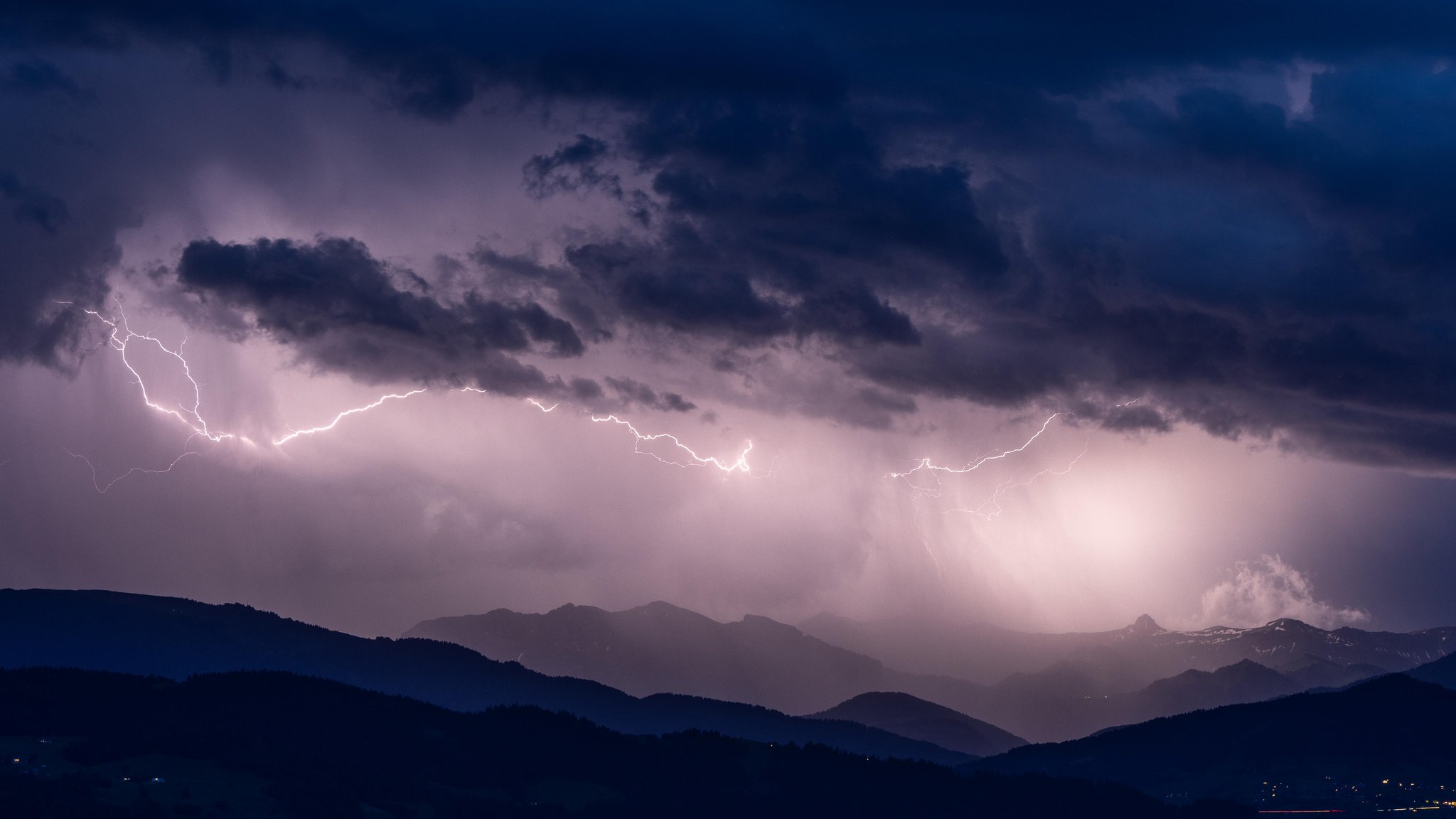 Blitze eines Gewitters sind über den Gipfeln der Alpen zu sehen. | Bild: picture alliance / Jan Eifert | Jan Eifert Blitze eines Gewitters sind über den Gipfeln der Alpen zu sehen.