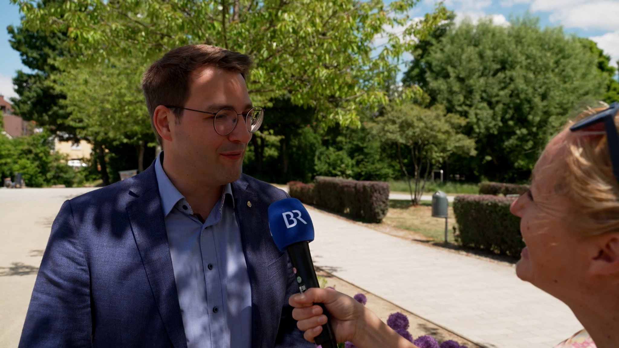 BR-Korrespondentin Karin Küx interviewt den Bürgermeister von Alzenau.
