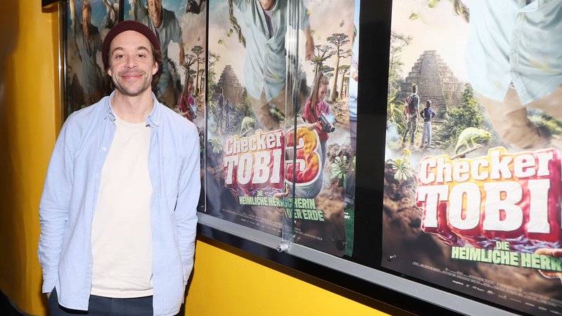 Tobias Krell präsentiert seinen dritten Kinofilm "Checker Tobi 3 - Die Heimliche Herrscherin der Erde". | Bild: picture alliance / Eventpress | Eventpress Becher Tobias Krell präsentiert seinen dritten Kinofilm "Checker Tobi 3 - Die Heimliche Herrscherin der Erde".