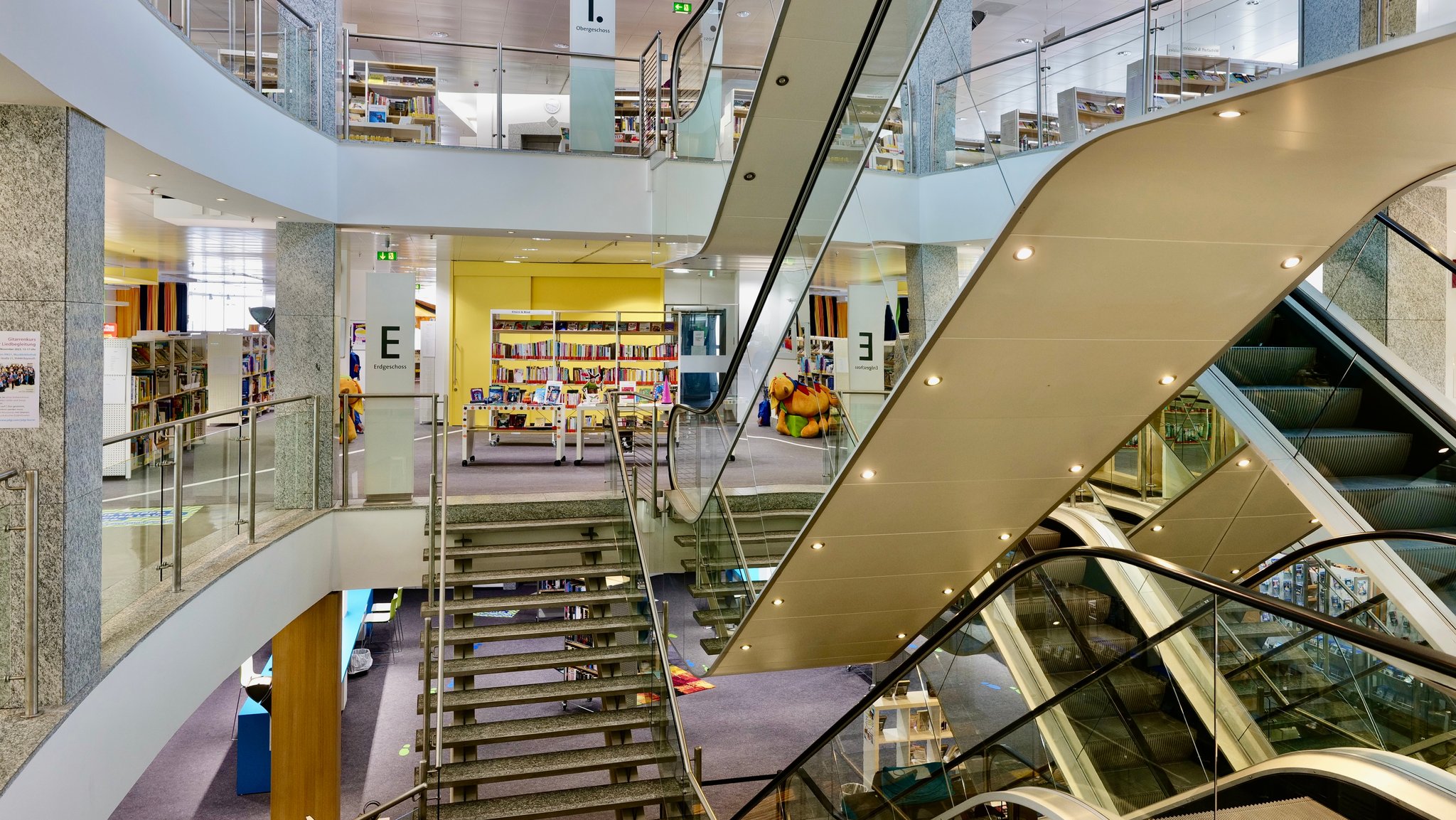 Treppen und Rolltreppen verbinden die unterschiedlichen Stockwerke.