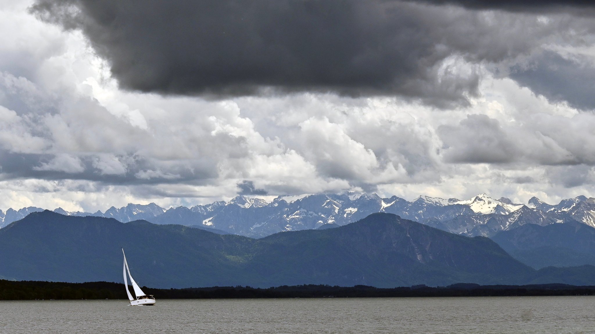 Ein Segelboot ist auf dem Starnberger See 