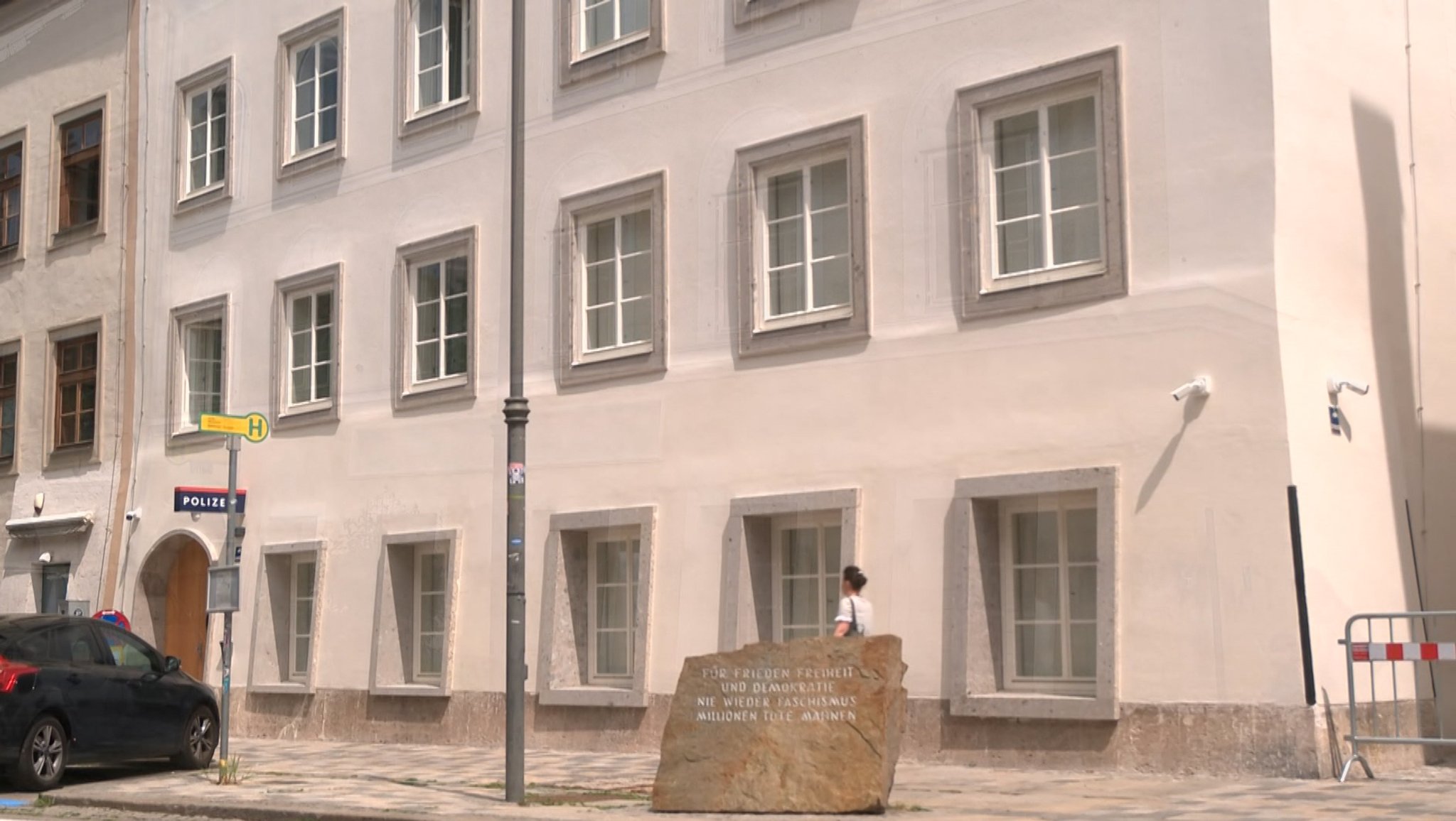 Jahrelang war Hitlers Geburtshaus in Braunau ein Anziehungspunkt für Rechtsextreme. Nach dem Umbau ist nun die Polizei eingezogen. | Bild: Bayerischer Rundfunk 2026 Jahrelang war Hitlers Geburtshaus in Braunau ein Anziehungspunkt für Rechtsextreme. Nach dem Umbau ist nun die Polizei eingezogen.