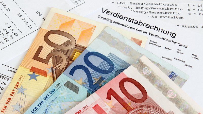 Drei Geldscheine auf Verdienstabrechnung | Bild: stock.adobe.com Drei Geldscheine auf Verdienstabrechnung