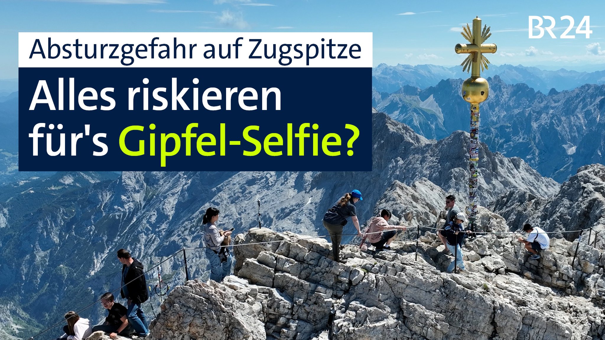 Touristen auf dem Weg zum Gipfelkreuz der Zugspitze.