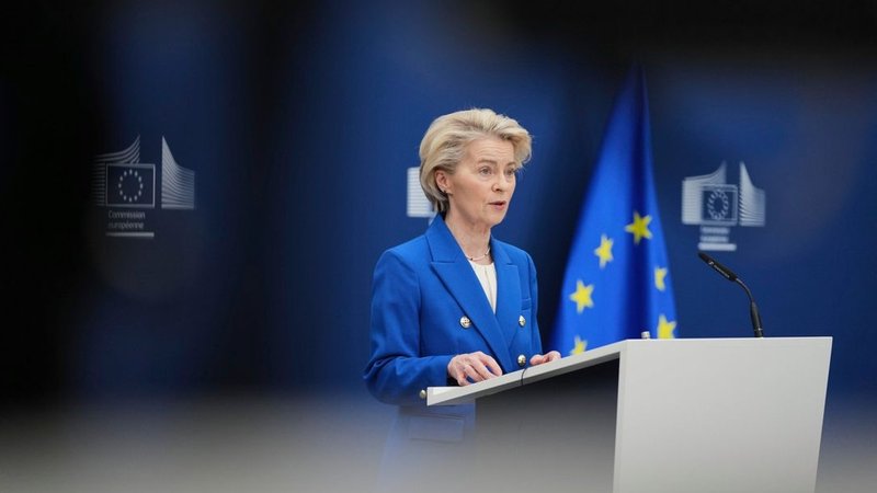 04.03.2025, Belgien, Brüssel: Die Präsidentin der Europäischen Kommission, Ursula von der Leyen, spricht während einer Medienkonferenz zum Verteidigungspaket im EU-Hauptquartier. | Bild: dpa-Bildfunk/Virginia Mayo 04.03.2025, Belgien, Brüssel: Die Präsidentin der Europäischen Kommission, Ursula von der Leyen, spricht während einer Medienkonferenz zum Verteidigungspaket im EU-Hauptquartier.