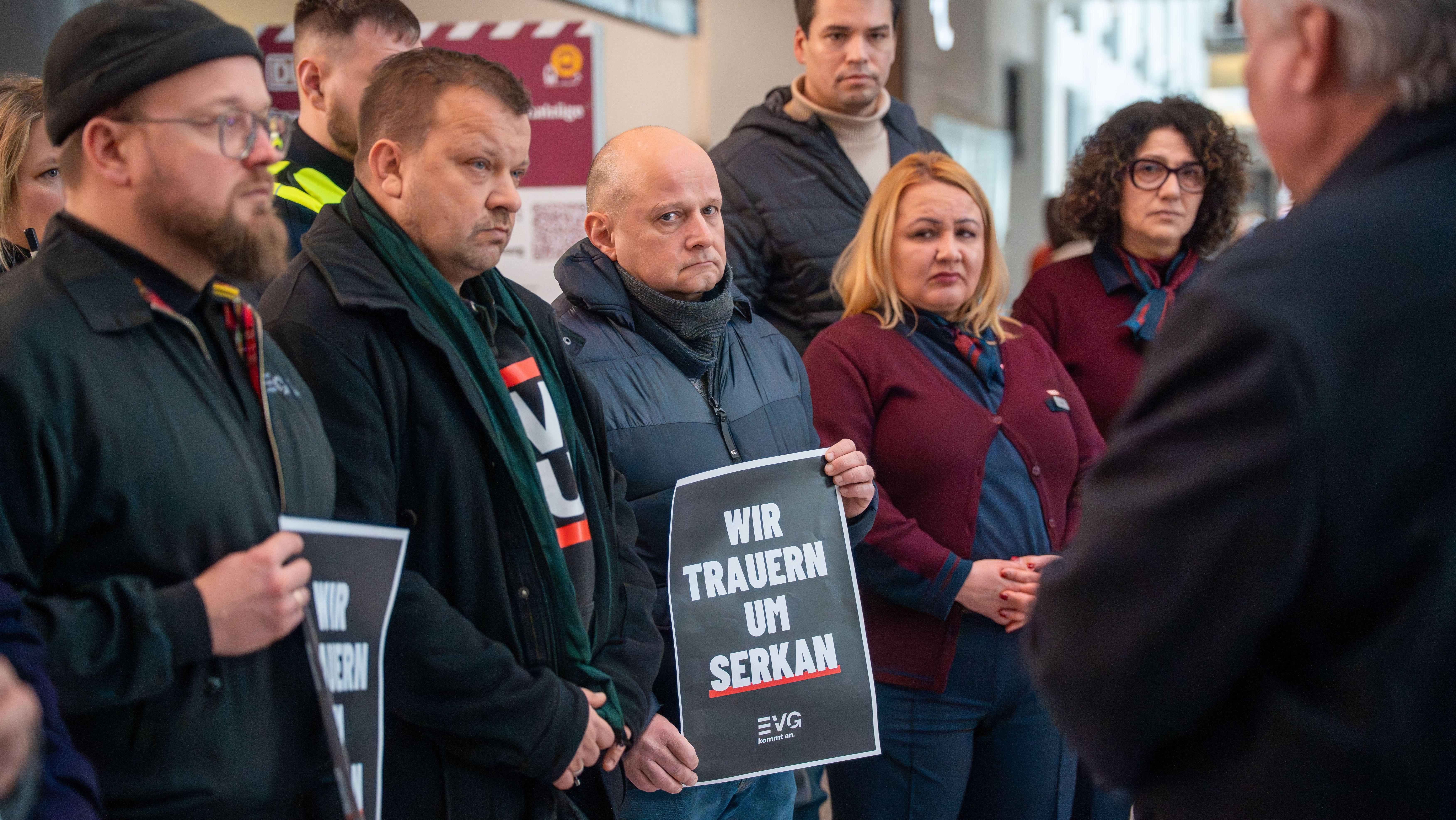 "Wir trauern um Serkan": Bundesweit gedenken Eisenbahner ihres Kollegen, der bei einer Ticketkontrolle in Rheinland-Pfalz angegriffen und getötet wurde. 