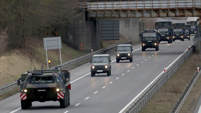 Hunderte Fahrzeuge: Bundeswehr-Kolonne fährt quer durch Bayern