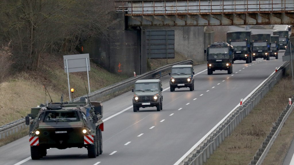 Hunderte Fahrzeuge: Bundeswehr-Kolonne fährt quer durch Bayern | BR24